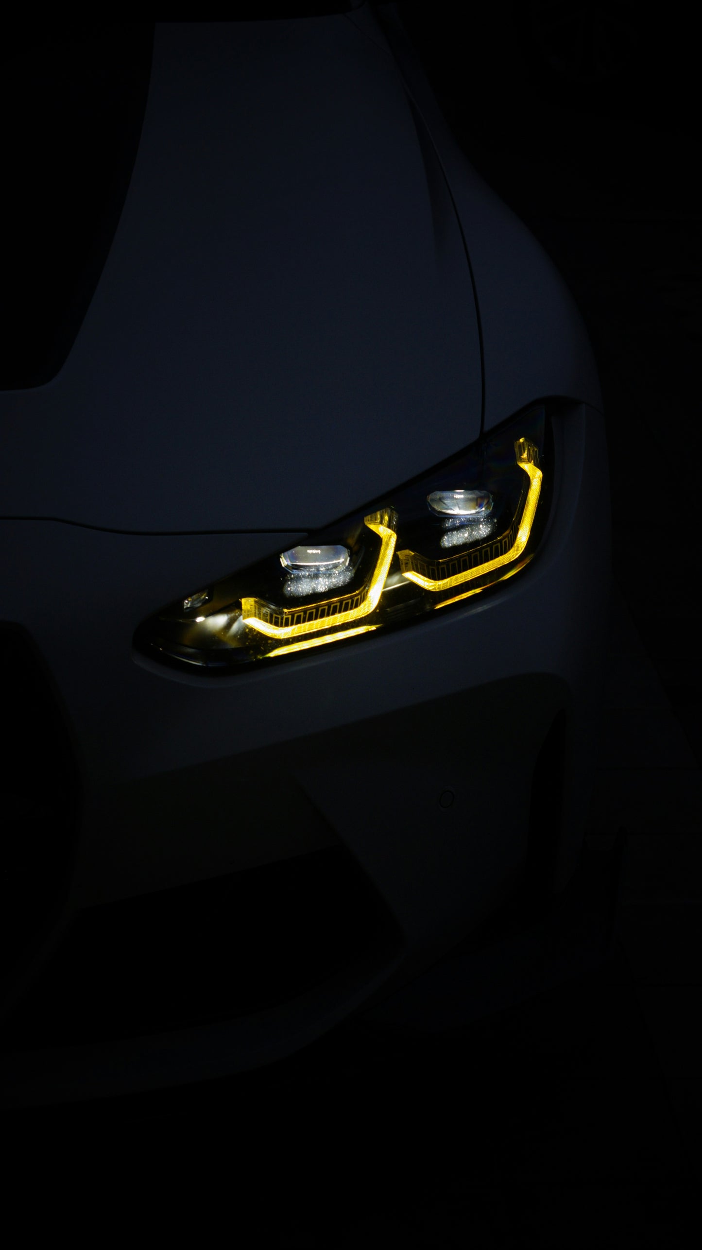 Phare LED pour voiture avec feux de jour jaunes | Éclairage automobile haute performance
